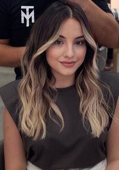 Melted Blonde Balayage, Money Piece With Peekaboo, Underlayer Highlights, Curtain Bangs Hair Color, Underlayer Hair Dye, Curtain Bangs With Money Piece, Hair Contouring Blonde, Undercolor Hair Ideas, Dark Hair With Light Front Face Framing