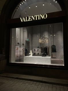 Valentino Store Aesthetic, Evs Project, C 63 Amg, Dark Feminine Aesthetic, Rich Women, Shopping Photography