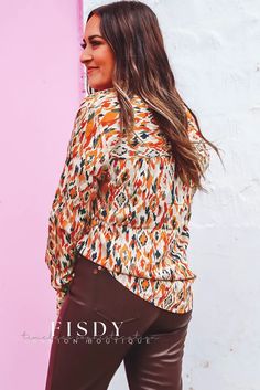 Fisdy - Camisa contemporánea con estampado abstracto multicolor en talla grande Western Fashion Plus Size Western Fashion, Plus Size Western, Abstract Shirt, Plus Size Shirt, Loungewear Dresses, Color Naranja, Fashion Plus Size, Lightweight Tops, Southern Belle