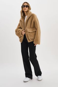 Wrap yourself in cozy style with the Kim Sherpa Jacket. Designed for those casual cold-weather days, this jacket features a relaxed drop shoulder fit and functional flap pockets. Snuggle into its delicious warmth and stay effortlessly stylish all season long. Sherpa Jacket Aesthetic, Winter Minimalist Outfit, Sherpa Outfit, Sherpa Jacket Outfit, Oversized Sherpa Jacket, Winter Nyc, Minimalist Outfits, Cold Weather Outfit, Ootd Winter