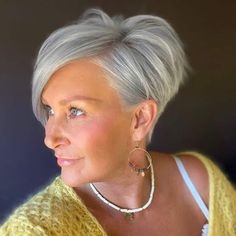 20 Volume-Boosting Haircuts for Older Women With Thin Hair Angled Bob Haircut, Short Stacked Bob Haircuts, Stacked Haircuts, Funky Short Hair, Haircuts For Older Women, Stacked Bob Haircut, Corte Bob, Bob Haircut For Fine Hair, Angled Bob