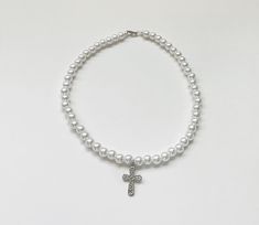 Cross charm with white pearls Cute Anklets, Pearl Necklace Choker, Necklace Choker, Cross Charms, Beaded Necklaces, Beautiful Love, How To Make Beads, Chain Styles, Pearl White