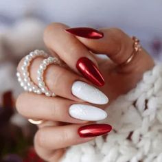 red with white snowflake nail art Festive Nails Christmas, Gold Holiday Nails, Pearl Jewlery, Trendy Nail Polish, Snowflake Nail Art, Light Nails, Holiday Nail, Sweater Nails, Acrylic Ring