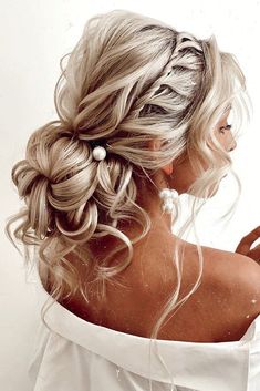 42 Boho Inspired Unique And Creative Wedding Hairstyles ❤ creative unique wedding hairstyles low volume bun with curls on blonde hair kristina_fedorova_brand #weddingforward #wedding #bride #creativeuniqueweddinghairstyles #weddinghair Bun With Curls, Blonde Wedding Hair, Christmas Hairstyles, Hairstyles Summer, Hair Summer