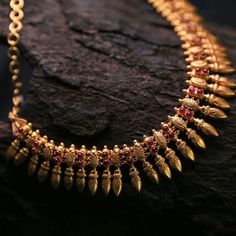 Mango Necklace Indian Gold, Haaram Designs, South Jewellery, Kasu Mala, Indian Gold Necklace Designs, Mango Necklace, Emerald Jewellery, Gold Chokers, Seashell Wedding