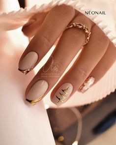 Nails With Gold, Tree Nails, Christmas Gel Nails, Christmas Nails Acrylic, Festival Nails, New Year's Nails, Xmas Nails, Chic Nails, Gorgeous Nails