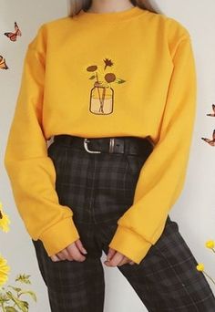 Flower Jumper, Soft Girl Aesthetic Outfit, Yellow Outfit, Yellow Sweatshirt, Outfit Jeans, Mode Vintage, Teen Fashion Outfits, Looks Vintage, Retro Outfits