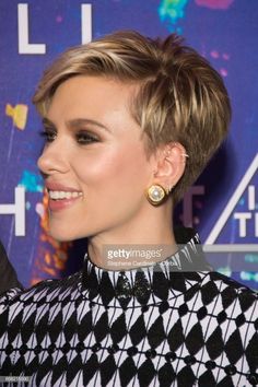 Scarlett Johansson Short Hair, Marvel Ladies, Layered Haircuts For Women, Hair Pics, Long Pixie Hairstyles, Short Layered Haircuts, Pixie Haircuts, Jeremy Renner, Ghost In The Shell