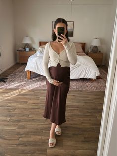 pregnancy style | chic maternity | pregnant style | pregnant ootd | fall transition outfit | casual pregnant style | dress the bump | second trimester outfit | pregnant outfit | maternity style | bump style Pregnant At Work Outfit, 4 Month Pregnant Outfit, Family Photo Outfits Pregnant, Pregnant Ootd Casual, Silk Skirt Pregnant Outfit, Pregnant Midi Skirt Outfit, 20 Weeks Pregnant Outfit Fall