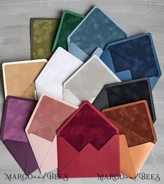 many different colored envelopes are on the table