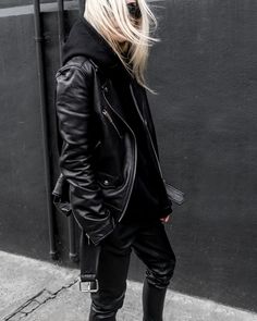 Style Black Jacket, Rocker Look, Monochrome Fashion, Leather Pant, All Black Everything, New York Style, Leather Moto Jacket, Outfit Inspo Fall, Like A Boss