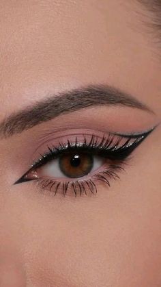 Hold Makeup Looks, Cute Daily Makeup Looks, New Makeup Looks To Try, Cute Simple Makeup Ideas, Hoco Makeup Ideas Natural, Reputation Eye Makeup, Makeup Looks For Party, Metal Makeup Looks, Makeup To Go With Black Dress