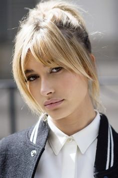 The gorgeous Hailey Baldwin always looks great - Check out the young star's… Blonde Haircut, Bangs For Round Face, Beauty Hair Makeup, Long Bangs, Short Hairstyle, Hailey Baldwin, Haircuts With Bangs