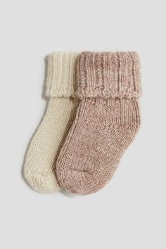 H&M Adorables. Fine-knit socks in a soft  warm wool blend with ribbed legs. Wool Blend Socks, Sportswear Trends, Running Accessories, H&m Shoes, Slip On Espadrilles, Baby Trend, Beige Light, Thick Socks, Kids Outerwear