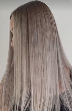 Silber Haare Silvery Blonde Hair With Dark Roots, Ash Blonde Balayage With Shadow Root, Platinum Ashy Blonde Hair, Black Platinum Hair, Blonde Hair With Money Piece Color, Light Brown Grey Hair, Grey Blonde Hair Ashy Highlights, Silver Ash Blonde Hair, Ashy Dirty Blonde Hair