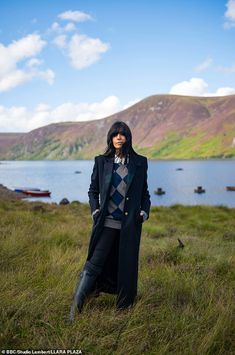 Claudia Winkleman Traitors, Claudia Winkleman Traitors Outfits, Minimal Academia, Amanda Harlech, Countryside Outfit, British Icons, The Traitors, Leather Fingerless Gloves, Claudia Winkleman