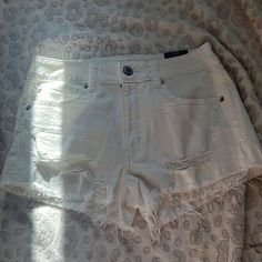 American Eagle Jean Shorts White New With Tags Never Worn Size 6 Jean Shorts White, High Waisted Distressed Jeans, Embroidered Denim Shorts, Midi Jeans, American Eagle Jean Shorts, Cutoff Jean Shorts, Shorts American Eagle, Mom Jeans Shorts, White Jean Shorts