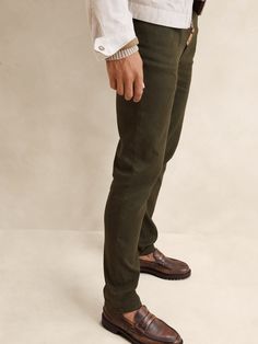 Our customer-favorite Traveler returns in a lightweight blend of luxurious linen and breathable cotton.  This beautiful Italian fabric also has a touch of stretch, giving it the first-class comfort of a true Traveler pant.  Slim fit: Mid-rise.  Slim leg.  14" leg opening.  Fabric from Italy's Olimpias mill.  Zip fly with button closure.  Belt loops.  Five-pocket styling.  Slim fit: Mid-rise.  Slim leg.  Leg opening: 14" Inseams: Short 30", Regular 32", Long 34" Model: Size 32x32, 6'2" (188cm). Classic Fitted Linen Chinos, Classic Linen Chinos With Pockets, Fitted Linen Tapered Leg Chinos, Linen Chinos With Tapered Leg For Business Casual, Classic Linen Chinos With Straight Hem, Business Casual Linen Chinos With Tapered Leg, Relaxed Fit Linen Chinos With Straight Hem, Classic Linen Chinos For Business Casual, Classic Linen Chinos