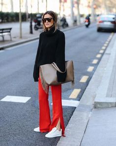 Alex Reviere, Outfit Pantalon Rojo, Alex Riviere, Red Trousers, Trendy Chic, Street Style Winter, Red Pants, Casual Chic Outfit