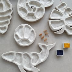 Whale, Shell, Leaf, Paw shaped Ceramic Painting Palette. Diy Art Palette, Ceramic Craft Ideas, Ceramic Pieces Projects, Functional Clay Art, Natural Clay Ideas, Diy Paint Pallet, Cool Ceramics Projects Ideas, Ceramic Art Simple, Creative Pottery Ideas Ceramic Art