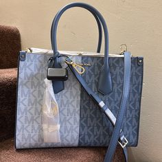 Model: Michael Kors Kenly Logo Print Silver Hardware Double Handles Adjustable Strap Zip Closure Interior: 1 Back Zip Pocket, 2 Front Slip Pockets Exterior: 1 Back Slip Pocket, 1 Front Slip Pocket Handle/Strap Color: Light Blue Size Small Silhouette Based On 5’9 Model. Color Exterior: Soft Sky Multi Lining: Beige Approx Measurements 8.25”H X 11.25”W X 5.5”D 0.68 Lbs. Material Exterior: Faux Leather Lining: Polyester Care Instructions Wipe Clean Origin Imported Invisible Locs, Luxury Bags Collection, Purse Essentials, Clean Origin, Girly Bags, Michael Kors Shoulder Bag, Pretty Bags, Cute Purses, Handbags Michael Kors