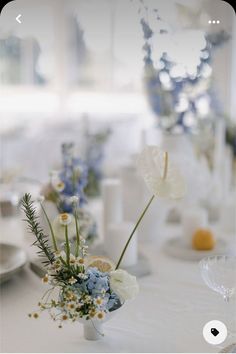 Lemon Floral Arrangements, July Wedding Centerpieces, Baby Blue Weddings, Blue White Weddings, Blue Themed Wedding, Blue Wedding Flowers, Wedding Table Flowers, Minimal Wedding, Floral Arrangements Wedding