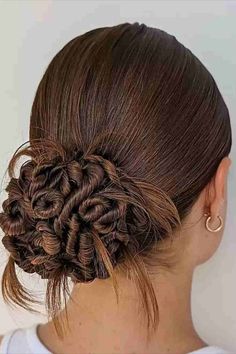 The y2k craze came with some amazing hairstyles. Check them out here! Bun Long Hair, Hair Twist Bun, Hottest Haircuts, Hot Haircuts, Y2k Hairstyles, Amazing Hairstyles, Twist Bun, Editorial Hair, Peinados Recogidos