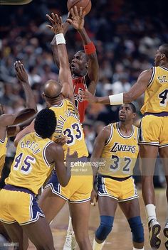 the los lakers basketball team in action during a game against the washington wizards on march 28,