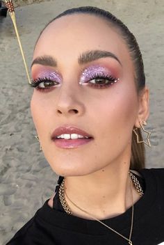 Natural Eyeshadow With Pop Of Color, Purple Makeup Euphoria, Make Up Strass Glitter, Make Up Strass, Maquillage Euphoria, Space Cowgirl Makeup, Rave Party Makeup, Euforia Makeup, Make Up Violet