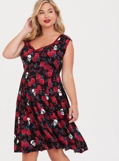 Bambi Dress, Pooh Dress, Plus Size Disney, Nerd Outfits, Skull And Roses, Midi Skater Dress, Pin Up Dresses, Floral Skull, Disney Dresses