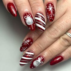 Christmas Nails Ornament Art Designs, Red December Nails, Tropical Christmas Nails, Accent Nail Art, Xmas Nail Designs, Holiday Nails Christmas, December Nails, Art Deco Nails, Red Christmas Nails