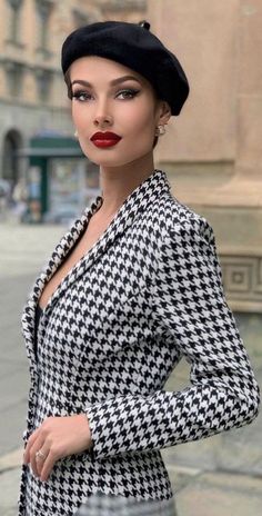 Baret Hat Outfit, Hat Outfit Black Women, Hats Classy, Arina Bernardini, Houndstooth Outfit, Outfit Black Women, Fashion Travel Outfit, Parisian Chic Style, Hat Outfit