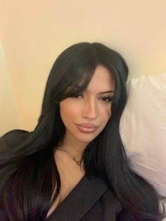 Dark Hair With Long Bangs, Side Parting Straight Hair, Strait Layered Hair, Dark Hair With Side Bangs, Baddie Haircuts Long Hair, Black Hair With Face Framing, Side Bangs Black Hair, Melina Cohens Tattoos, Long Black Hair With Bangs And Layers