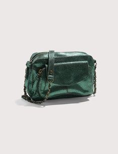 Découvrez le Sac Naina Petit Cross Body Vert chez Pieces : sac à bandoulière en cuir avec bandoulière chaîne, fermeture éclair, poche avant zippée, poche intérieure plaquée zippée, doublure imprimée. Dimensions : hauteur 17 cm, largeur 4 cm, longueur 24 cm. Cross Body