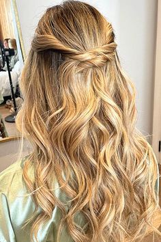 Crushing on this wedding day hairstyle half up, half down. Follow me for more bridal looks, and share what you think below. Beachy Waves Wedding Hair, Natural Wedding Hair And Makeup, Natural Wedding Hair, Bridal Hair Half Up Half Down, Blonde Wedding Hair, Beachy Waves Hair, Beautiful Wedding Hair