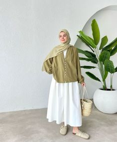 Jangan Lupa di Order Ya Kak Bisa Juga Klik Kunjungi😊 Curvy Hijab Outfit, Green Hijab Outfit, Outfit Ideas Muslim, Moslem Fashion, Conservative Fashion, Zara Skirt, Cute Modest Outfits