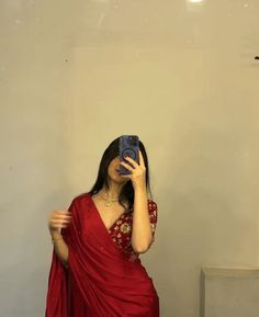 Red saree ❤️ Saree Outfits For Wedding, Birthday Saree Look, Desi Modern Outfits, Red Saree For Farewell, Red Saree Look Modern, Red Saree Aesthetic, Modern Saree Look, Traditional Saree Poses, Aesthetic Saree Poses