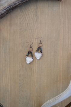 This is a simple, elegant pair of deer antler earrings. These are perfect for the outdoorsy women that wants to show off her love of nature, while still looking fashionable. This pair of earrings features a thin slice of naturally triangular deer antler. The antler is accented by offset metallic black beads above. Details - Length 2in. - Max width .75in. - Glass beads - Antique copper findings - Made from naturally shed deer antler - Hand cut, carved, and assembled by me Notes - While I strive f Deer Horn Jewelry, Outdoorsy Women, Antler Beads, Antler Ideas, Deer Antlers Necklace, Antler Earrings, Hippie Accessories, Antler Crafts, Woodland Earrings