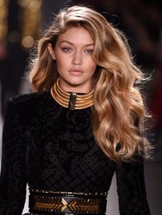 mittellange lockige haare in caramelblond, schwarzes kleid in kombination mit goldener halskette und gürtel Hair With Dimension Blonde, Wedding Guest Style 2023, Jenner Hair, Teal Hair, Warm Blonde, Caramel Hair