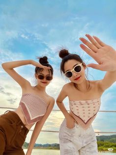 Bff Outfits Matching, Ruffle Tops Outfit, Friendship Photoshoot, Outfit Korean, Stylish Photo Pose, Friend Photoshoot, Alternative Outfits