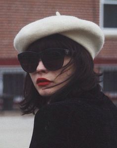 Me gustan mucho las boinas Fashion French, Style Parisienne, 일본 패션, French Beret, Jeanne Damas, French Girl Style, French Chic