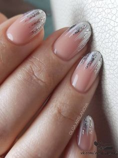 10 uñas invernales para lucir joven y sofisticada en Navidad Graduation Manicure, Christmas Gel Nails, Nail Blog, Grunge Nails, Cute Gel Nails, Bride Nails, Nail Designs Glitter, Oval Nails