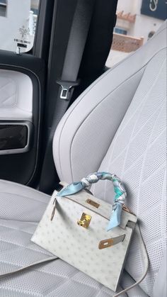 Wealthy Woman, Hermes Design, Wealthy Women, Handbag Essentials, White Scarf, Beautiful Handbags, Hermes Bags