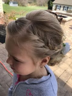 Trenzas para niñas fáciles y bonitas Flower Girl Hairstyles Toddler Updo, Flowergirl Updo Hairstyle, Flower Girl Updo With Flower Crown, Flower Girl Wedding Hair Toddler, Short Hair Flower Girl Hairstyles, Girls Wedding Updos Little, Communion Updo Hairstyles, Flowergirl Hairstyle Up, Formal Kids Hairstyles