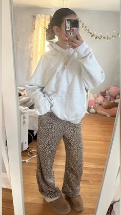 Grey oversized hoodie from hollister, leopard print pants from h&m, platform ugg disquette slippers Platform Ugg, Aesthetic Clean Girl, Aesthetic Clean, Casual Ootd, Cold Outfits, Fits Clothes