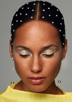 Alicia Keys (Foto: Thomas Witheside para British Glamour)  	   	O ano mal acabou e a Pantone já elegeu a cor de 2021, ou melhor, as cores de 2021. Representando um "casamento de tons que transmite uma mensagem de força e esperança", a empresa elegeu o cinza Ultimate Gray PANTONE 17-5104 e o amarelo Illuminating PANTONE 13-0647 para representar o ano que está por vir.  	saiba mais 	 		 			A nova coleção de beauté da Chanel &ea Alicia Keys Ponytail, Alicia Keys Makeup, Alicia Keys Hair, Hair Embellishments, Alicia Keys Hairstyles, Uk Autumn, Hair Bling, Glamour Uk, Glam Hair