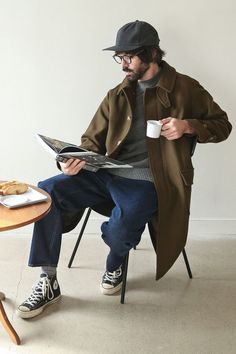 Hipster guy wearing thick rimmed square glasses Man Sitting, Foto Poses, Men Street, Men Fashion Casual Outfits, Streetwear Men Outfits, Mode Vintage, Men Looks, Mode Inspiration, Mens Streetwear