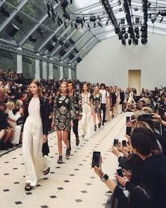 willow jordan | strike a pose | lilah morris Burberry Fashion Show, Fashion Journalism, London Fashion Weeks, Career Fashion, Couture Mode, Future Lifestyle