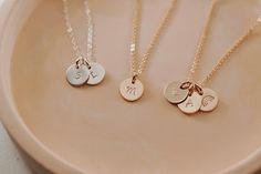 Mini disc charm necklce Minimalist Wedding Charm Necklaces, Key Necklace Vintage, Silver Initial Charms, Sterling Silver Initial, Gold Charm Necklace, Vintage Keys, Key Necklace, Disc Pendant, Disc Necklace