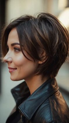 15 Fabulous Short Haircuts for Glamorous Women with Round Faces - TecArticles Women With Round Faces, Short Haircut Ideas, Chic Short Haircuts, Styling Hacks, Stylish Short Hair, Fall Hair Cuts, Trendy Short Haircuts, Haircuts For Medium Hair, Short Haircut